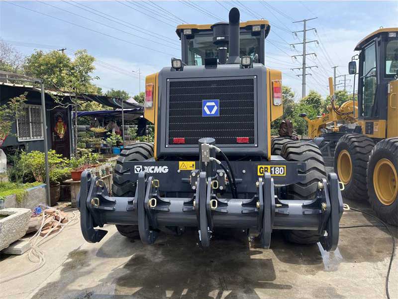 Rear view of XCMG GR180 motor grader
