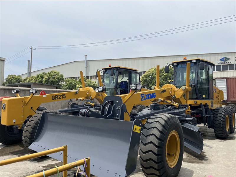side view of XCMG GR180 motor grader